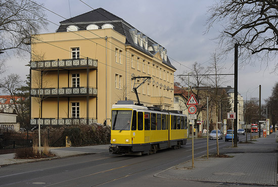 Straßenbahn der Linie 68 nahe der Haltestelle Wassersportallee