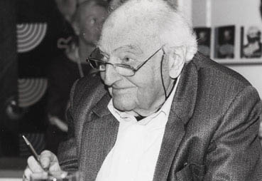 Stefan Heym bei seiner ersten Lesung im Bürgerhaus Stefan Heym bei seiner ersten Lesung im Bürgerhaus